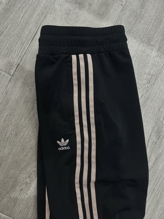 Pantaloni sport adidas cu broderie