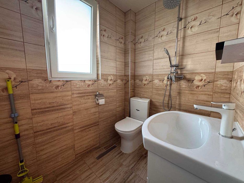 два самостоятелни етажа с гараж и двор