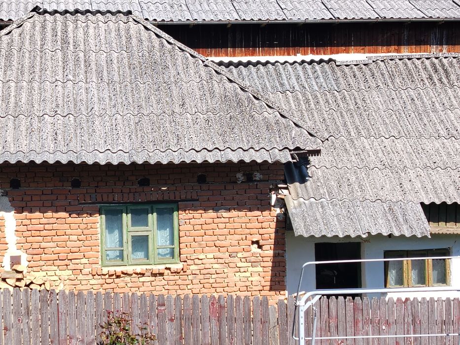 Vând casa cu teren aferent