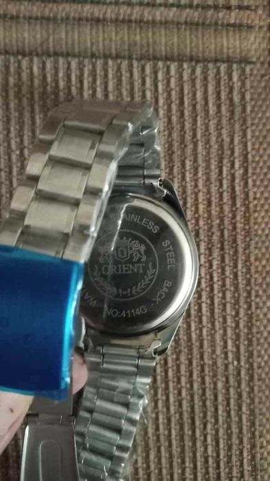 Мужские наручные часы с металлическим ремешком.