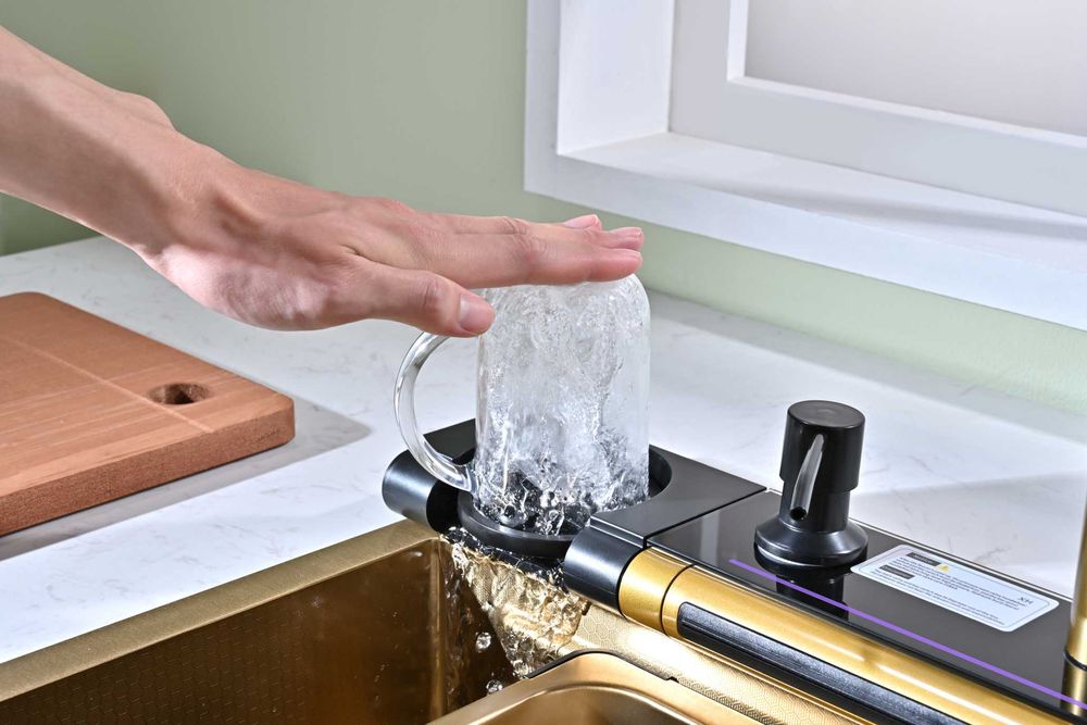 Златна мултифункционална кухненска мивка с регулируем двоен водопад