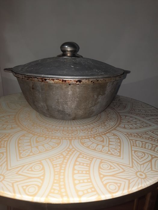 Казан чугун советский.8500.