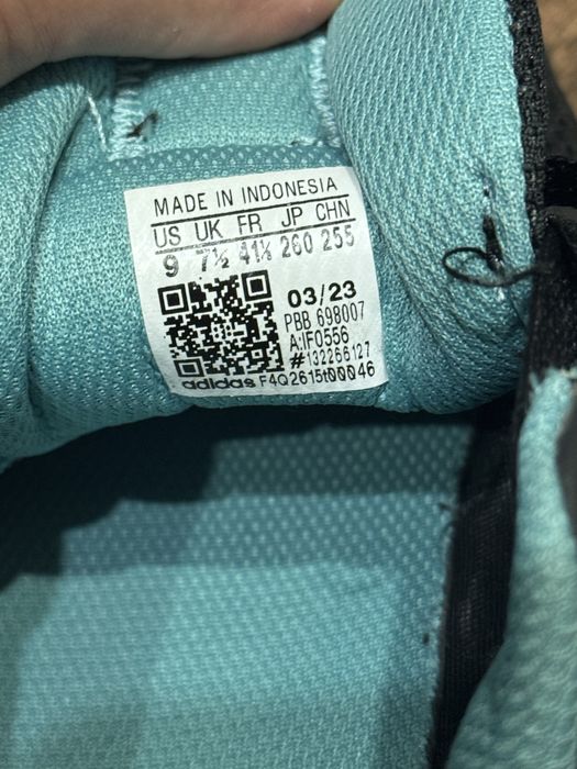 Adidas кроссовки и тапочки