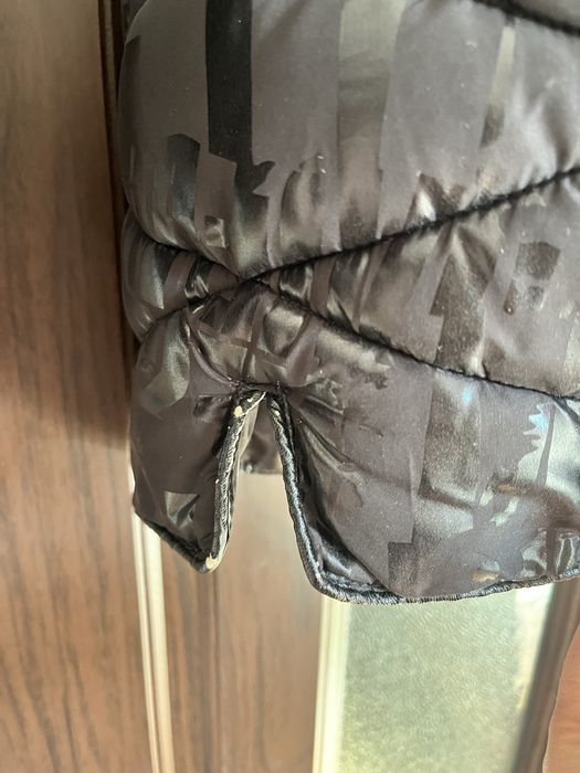 Продавам черно зимно яке с две шапки подарък