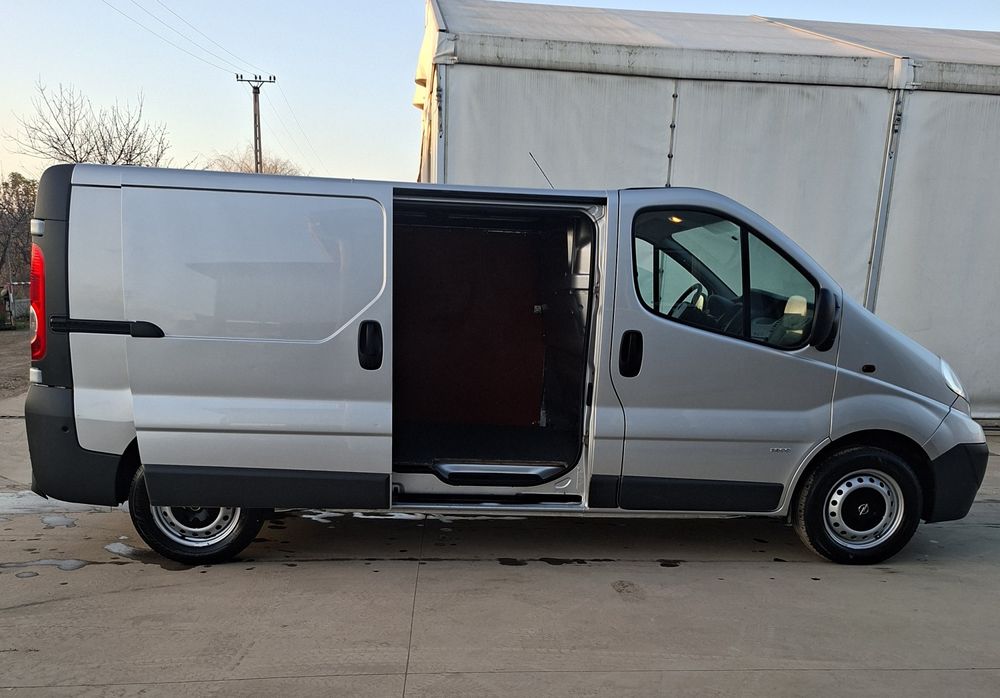 Opel Vivaro // Renault Trafic L2H1 2.0 diesel 2012