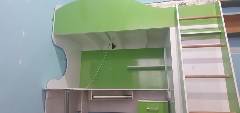 Детский уголок с кроватью на 2ом этаже и партой на 1ом
