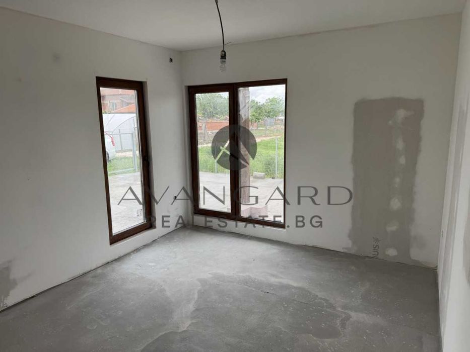 оф.23318 Самостоятелна къща с двор/ с.Цалапица