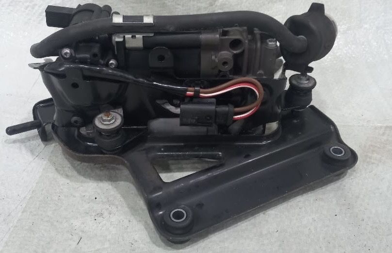 Компрессор пневмо-подвески Мерседес CLS W218.