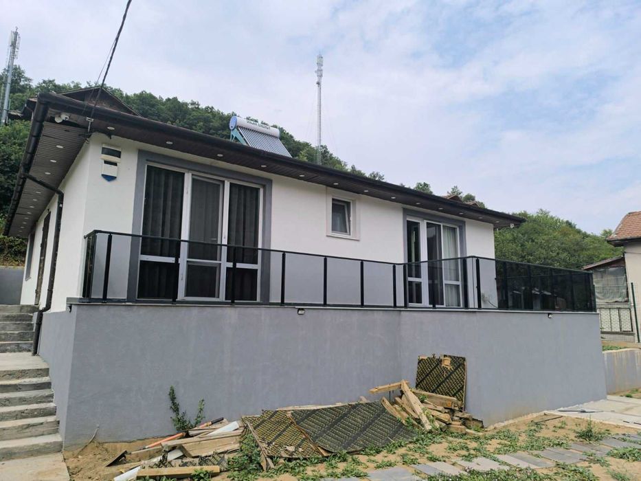 Произвеждам алуминиеви и стъклени парапети