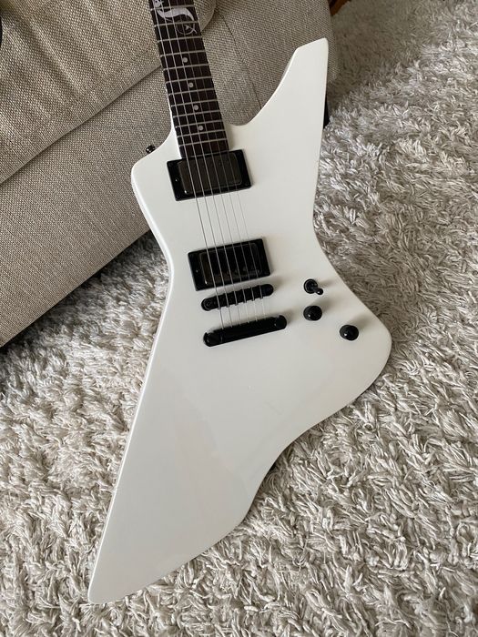 Vând chitara  din Masterpiece- Esp Snakbyte SW -Made in China, cu doze Emg JH Active   la care s-a schimbat tot (doze ,bridge ,nut , retastat , setat
