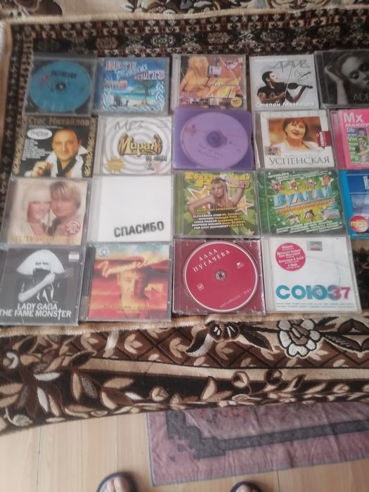 Продам магнитные ленты диски и кассеты.