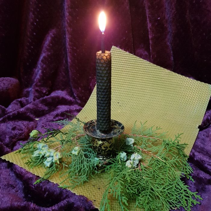 Чёрные катаные свечи из  натуральной вощины