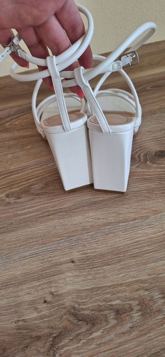 Дамски елегантни бели сандали-40 номер