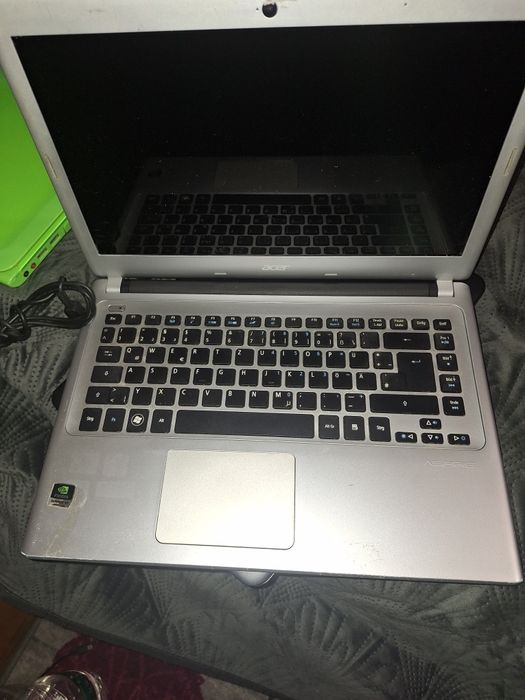 Laptop Incomplet  perfect functional Acer i3 ddr3