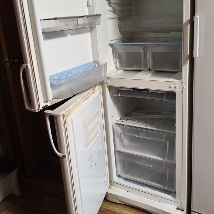 Продам холодильник Indesit