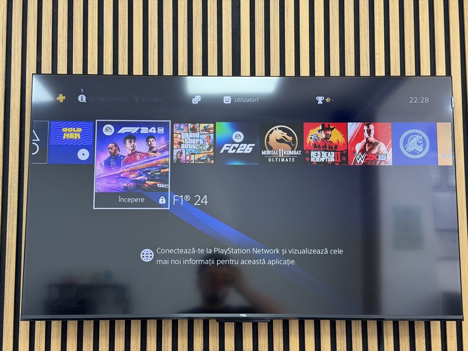 Vând PS4 Modat, 2 Controllere