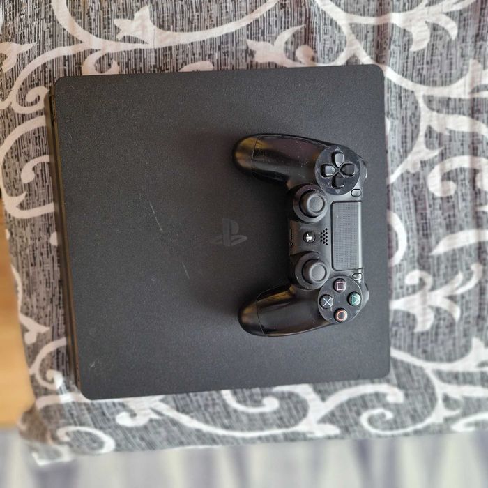 Продавам PLAY STATION  4