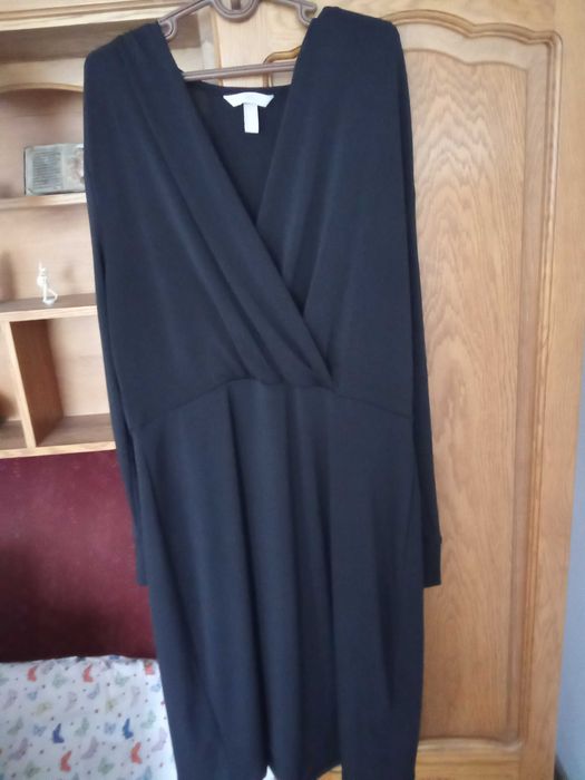 Rochie neagra cu mânecă lung.