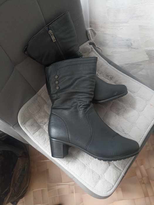 Сапоги женские ,зимние,один раз одетые,даже видно по подошве