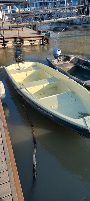 Vand Romcraft 500 cu motor miercury 30cp