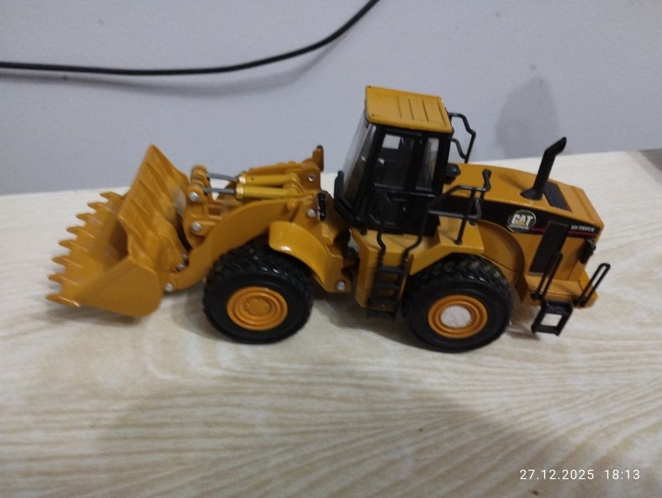 Масштабная модель КамАЗ-53213 м 1:43, погрузчик  фронтальный  CAT 980G