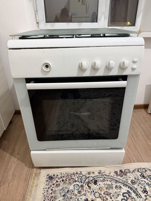 Газ плита, б/у, жұмыс жасап тұр
