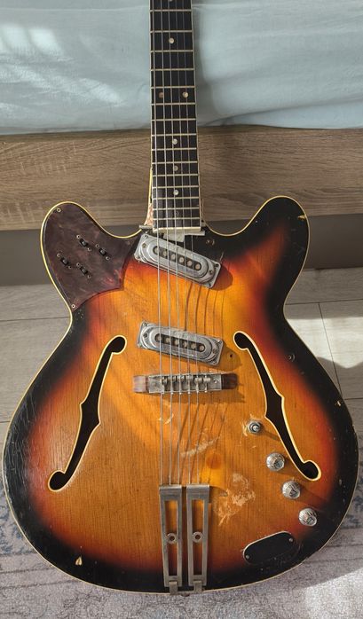 Ретро полуакустична електрическа китара Framus