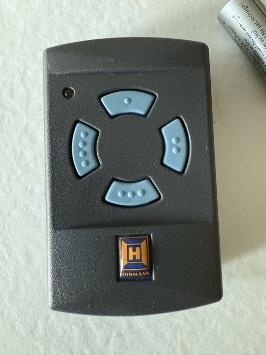 Продавам дистанционно за гаражна врата Hörmann HSM4-868