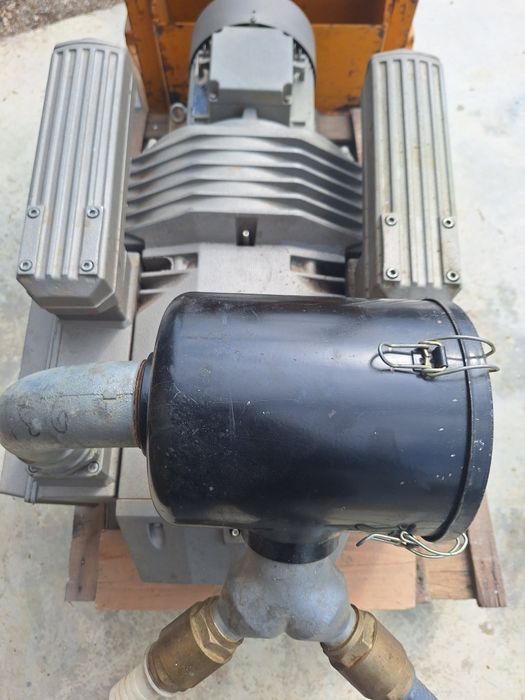 Pompă de vaccum  de 250 metri cubi
