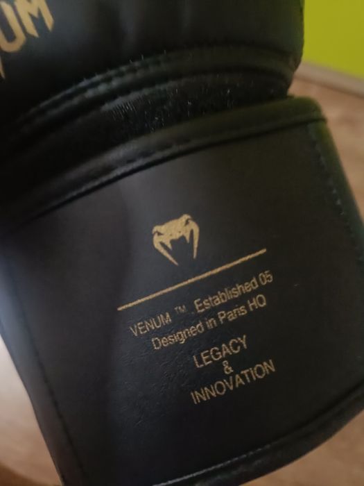 Продам боксерские перчатки венум