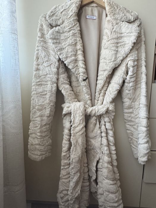 Дамско бежово палто с колан