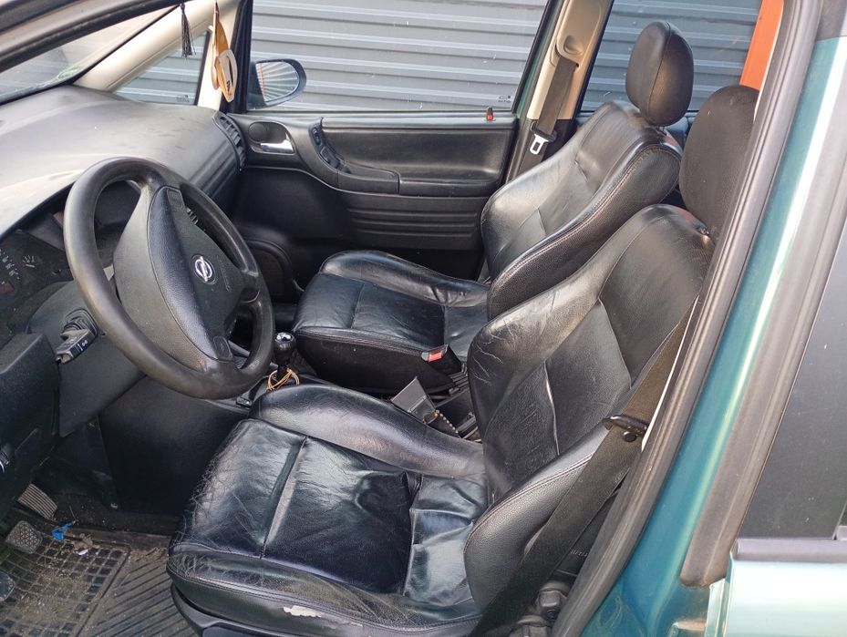 Se vind 2 mașini Opel Zafira