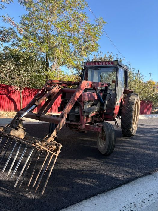Vând Tractor International cu încărcător frontal și furcă – Stare bună de funcționar