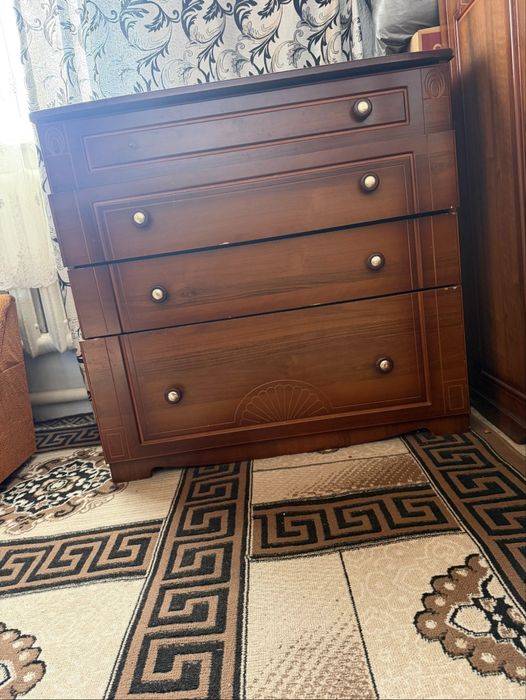 Продаеться комод, телевизор, спальный диван.