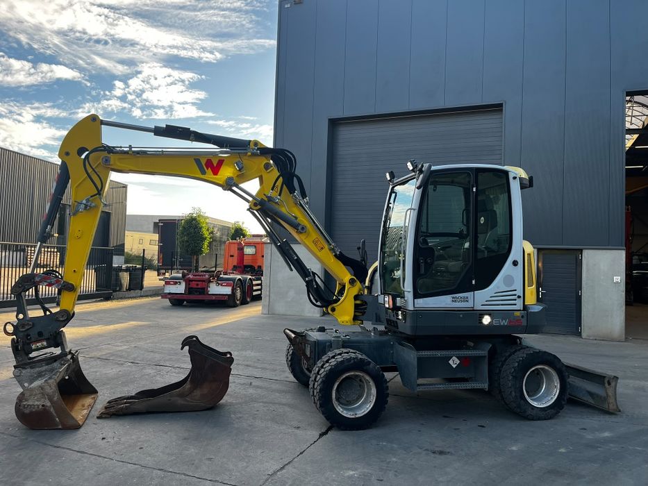 Excavator pe roti cu powertilt