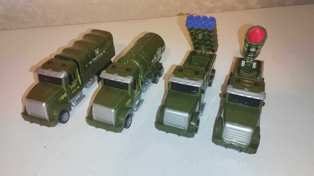 Продам набор военных машинок, пластик