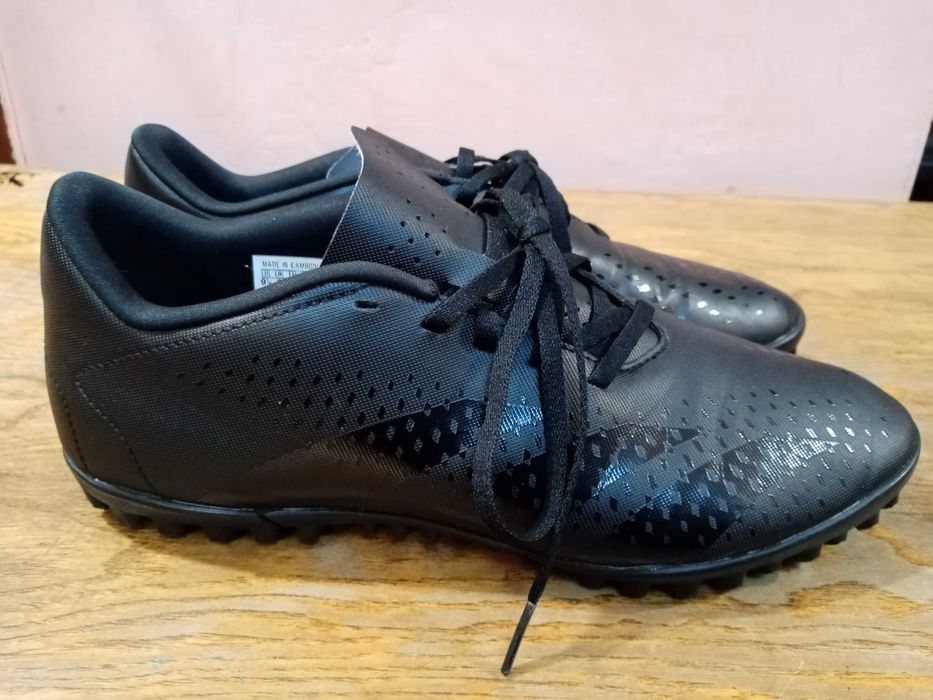 ADIDAS Predator, Оригинални Футболни обувки, стелка - 27 см.