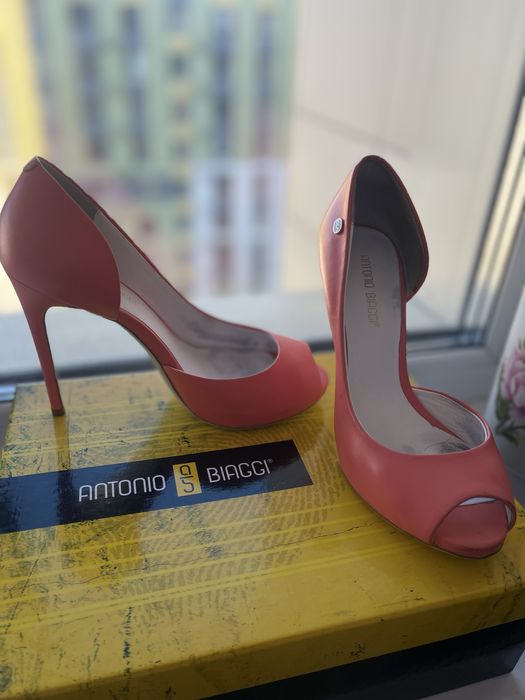 Кожанная куртка , туфли, платье