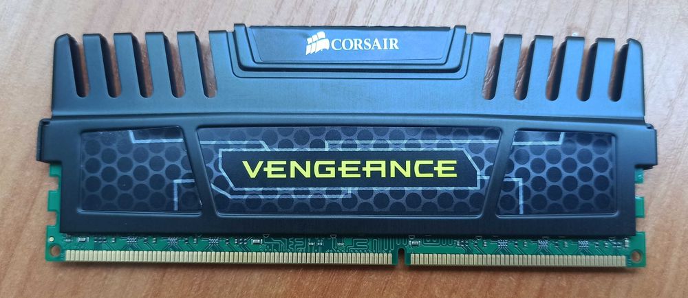 Памет 2x4GB DDR3 1600 Corsair Vengeance - CMZ8GX3M2A1600C9