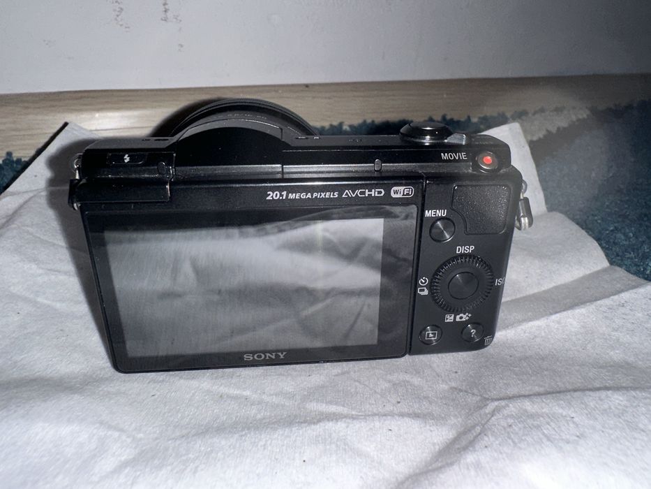 Sony Alpha A5000 + obiectiv 16–50mm – stare foarte bună