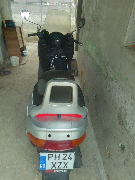 Se vinde maxiscuter Suzuki..