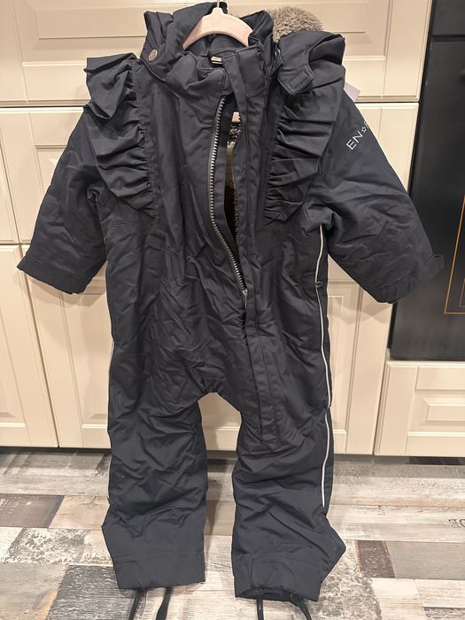 Combinezon salopetă cu glugă și volane En Fant mărimea 86