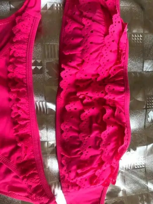 луксозен зелен бански топмодел Хавай и Розов с нежни къдрички и връзки