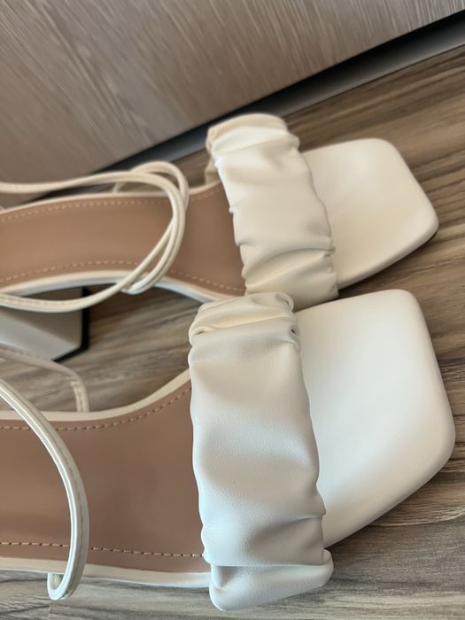 Бели обувки с дебел ток