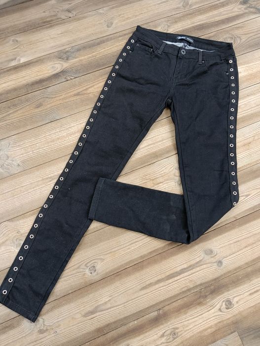 Джинсы черные с клепками