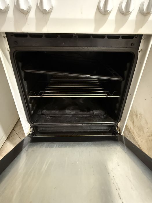 Готварски печки.Едната е с керамичен плод,а другата с котлони