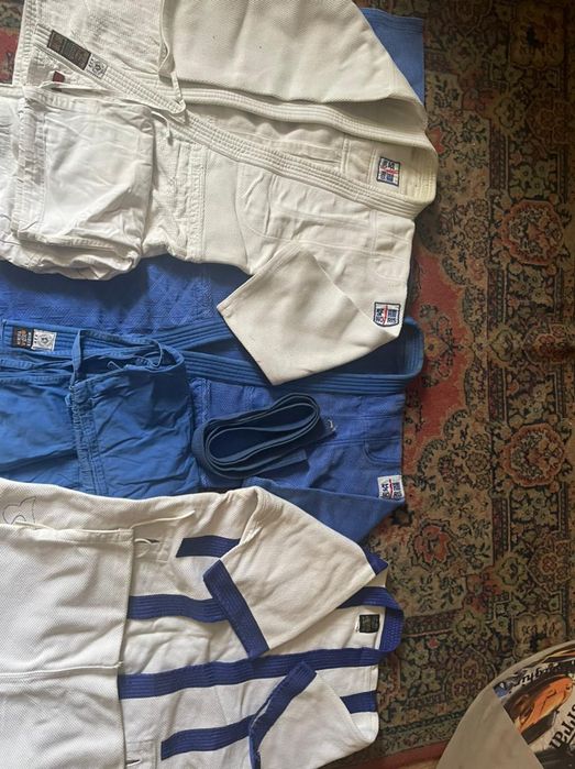 Продаются кимоно.