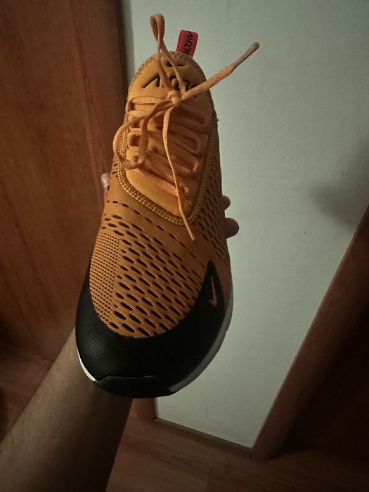 Adidasi Nike Air 270