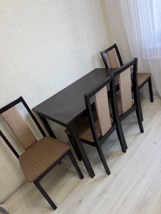 Обеденный стол и 4 стула
