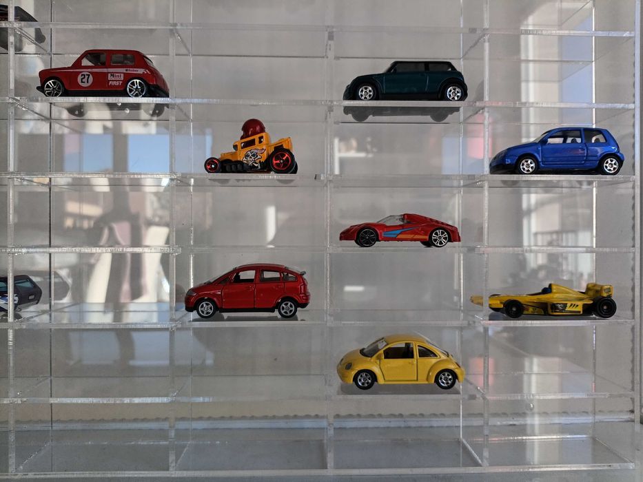 Hot Wheels  стелаж , предназначен за 48 колички .